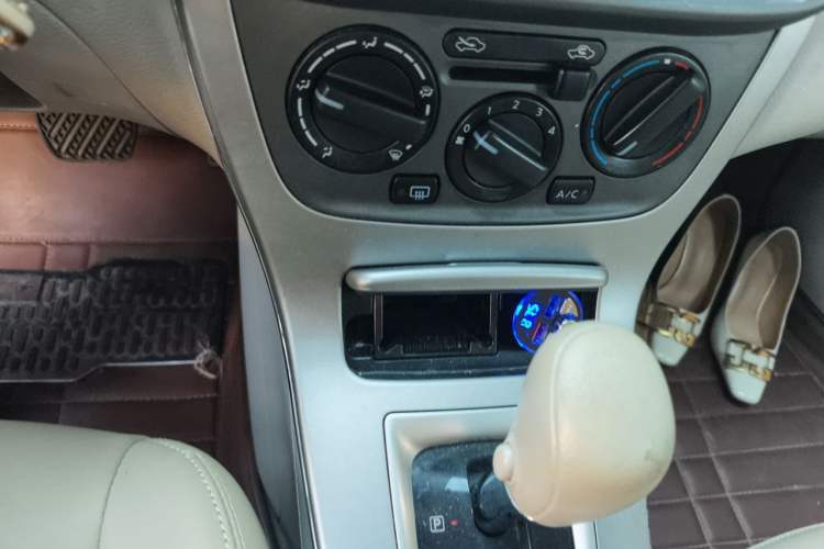 Used Nissan Sylphy 2012 1.6XE CVT Comfort Edition Audio And AC Panel