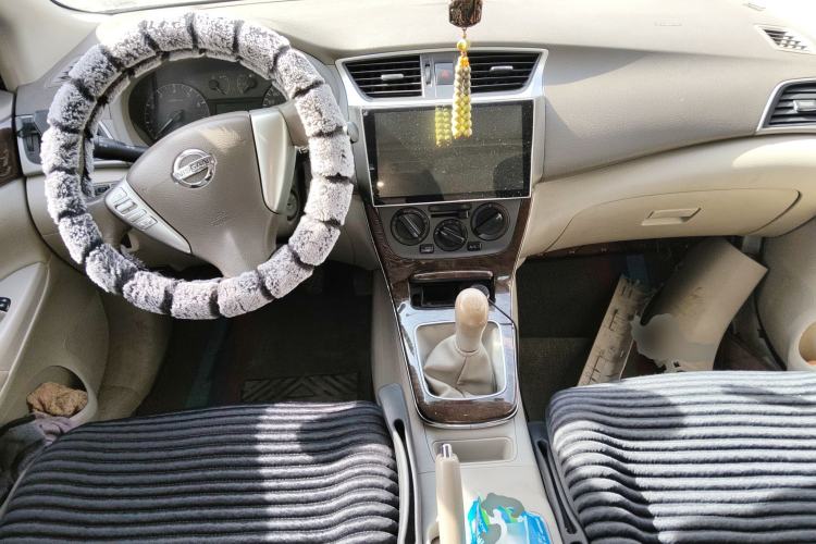 Used Nissan Sylphy 2012 1.6 XL Manual Luxury Edition Center Console