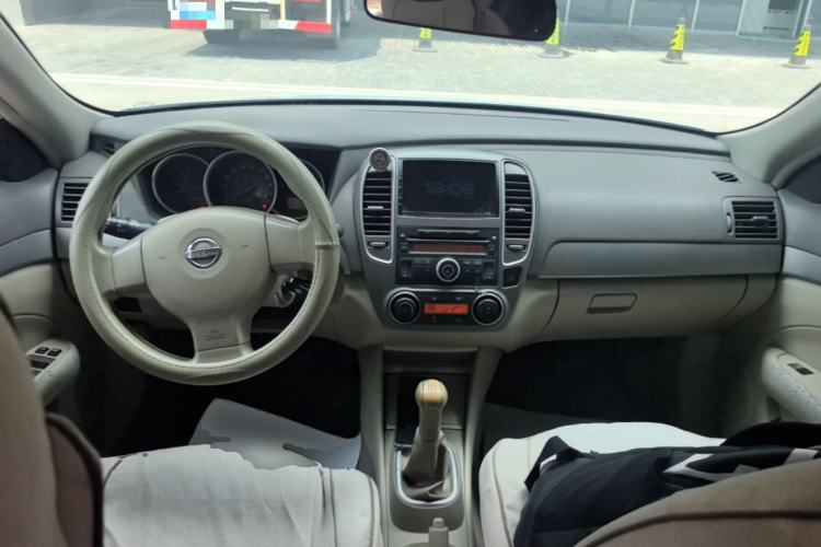 Used Nissan Sylphy 2012 Classic 1.6XE Manual Comfort Edition Center Console