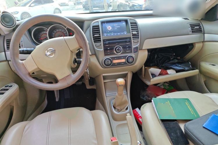 Used Nissan Sylphy 2012 Classic 1.6XE Manual Comfort Edition Center Console