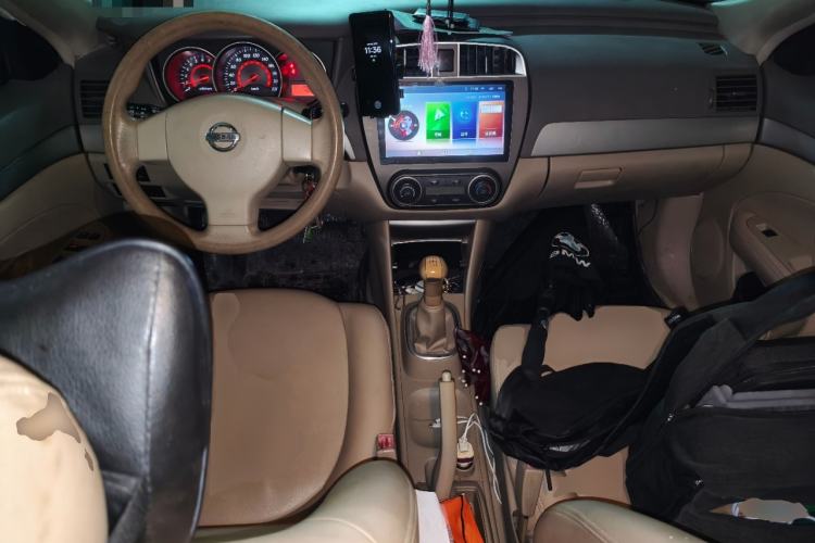 Used Nissan Sylphy 2012 Classic 1.6XE Manual Comfort Edition Center Console