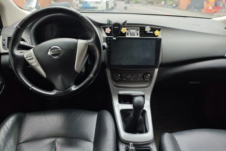 Used Nissan Sylphy 2012 1.6 XL Manual Luxury Edition Center Console