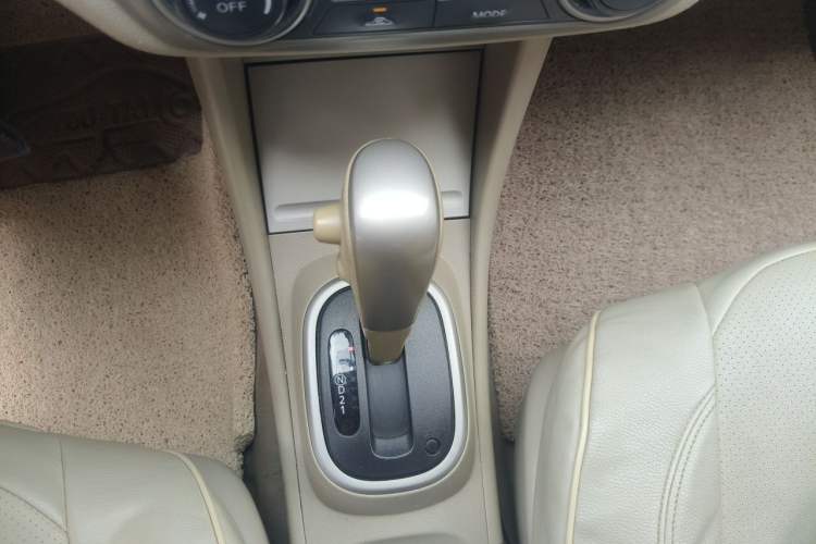 Used Nissan Sylphy 2012 Classic 1.6XE Automatic Comfort Edition Gear Lever