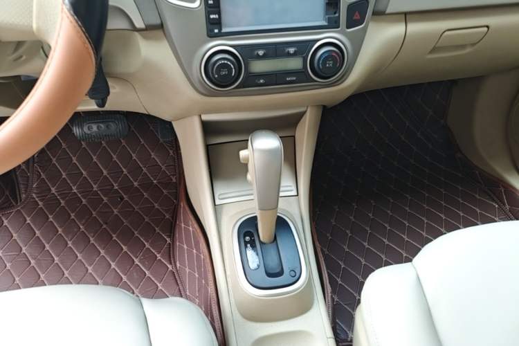 Used Nissan Sylphy 2012 Classic 1.6XE Automatic Comfort Edition Gear Lever