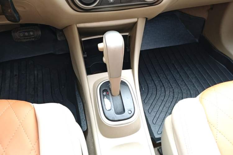 Used Nissan Sylphy 2012 Classic 1.6XE Automatic Comfort Edition Gear Lever