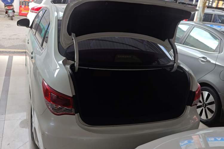 Used Nissan Sylphy 2012 Classic 1.6XE Automatic Comfort Edition Trunk