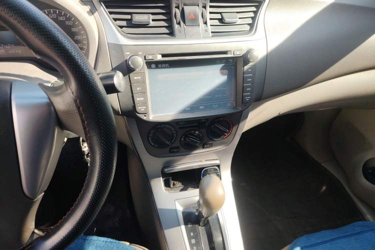 Used Nissan Sylphy 2012 1.6XE CVT Comfort Edition Audio And AC Panel