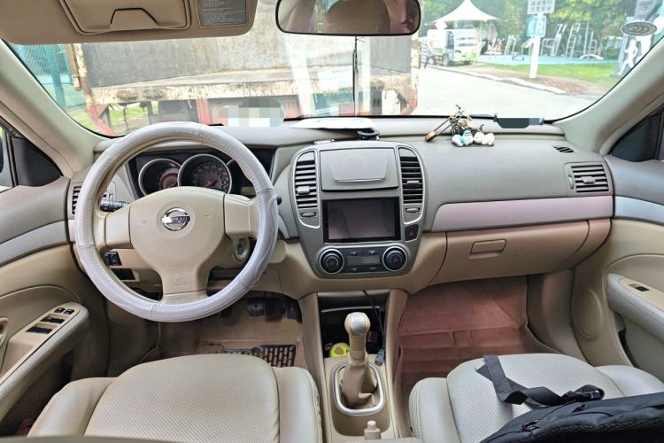 Used Nissan Sylphy 2012 1.6XE Manual Comfort Edition Center Console
