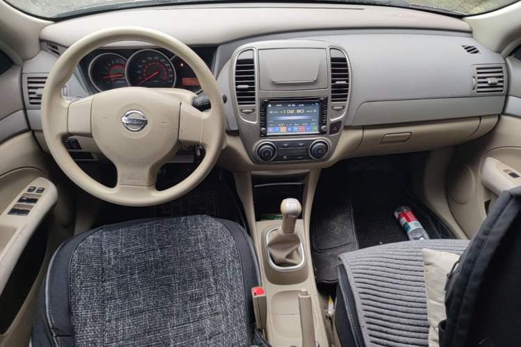 Used Nissan Sylphy 2012 Classic 1.6XE Manual Comfort Edition Center Console