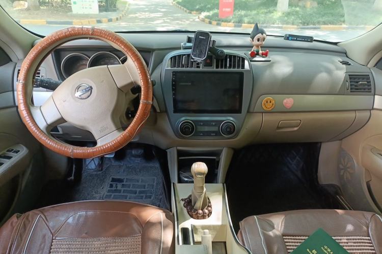 Used Nissan Sylphy 2012 Classic 1.6XE Manual Comfort Edition Center Console