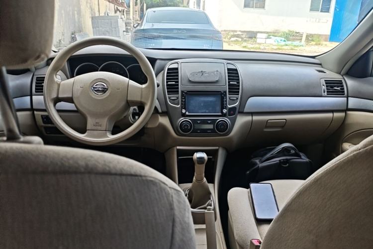 Used Nissan Sylphy 2012 Classic 1.6XE Manual Comfort Edition Center Console