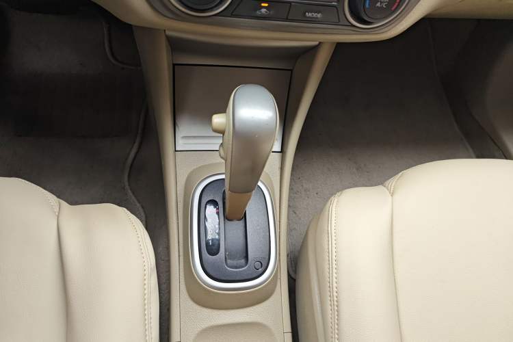 Used Nissan Sylphy 2012 Classic 1.6XE Automatic Comfort Edition Gear Lever
