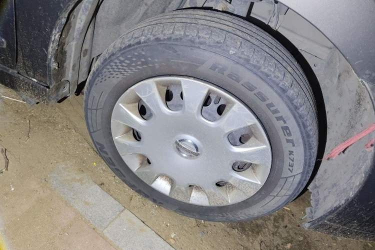Used Nissan Sylphy 2012 Classic 1.6XE Manual Comfort Edition Right Front Wheel Hub