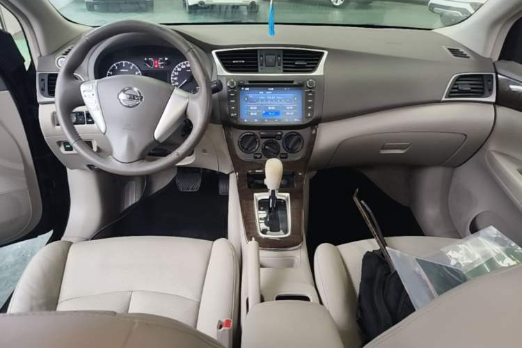Used Nissan Sylphy 2014 1.6XV CVT Deluxe Edition Center Console