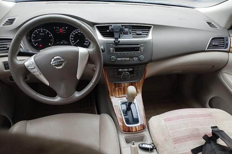 Used Nissan Sylphy 2014 1.6XV CVT Deluxe Edition Center Console