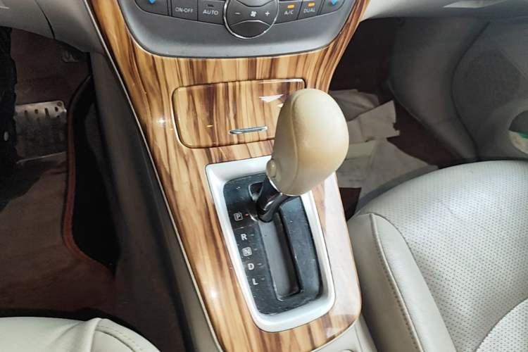 Used Nissan Sylphy 2014 1.6XV CVT Deluxe Edition Gear Lever