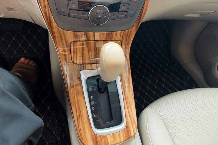 Used Nissan Sylphy 2014 1.6XV CVT Deluxe Edition Gear Lever