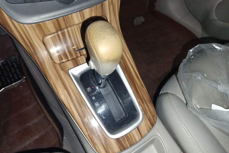 Used Nissan Sylphy 2014 1.6XV CVT Deluxe Edition Gear Lever