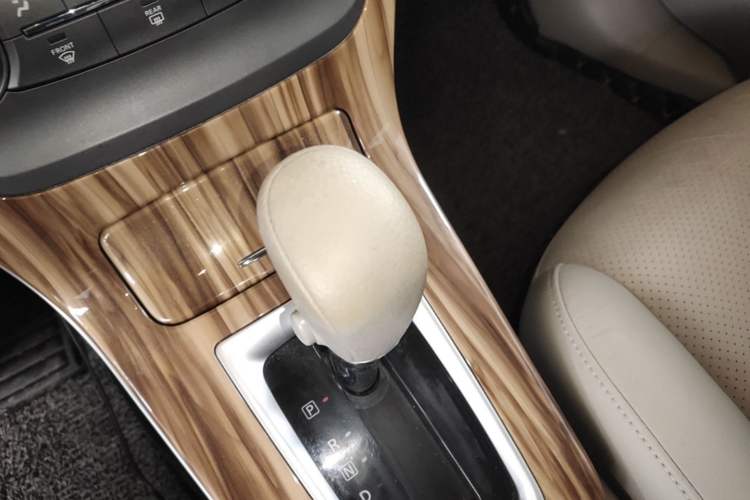 Used Nissan Sylphy 2014 1.6XV CVT Deluxe Edition Gear Lever