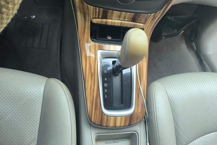 Used Nissan Sylphy 2014 1.6XV CVT Deluxe Edition Gear Lever