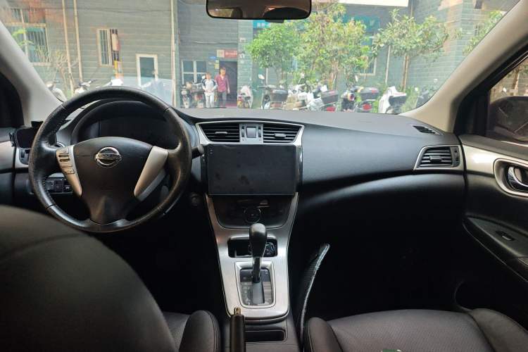 Used Nissan Sylphy 2014 1.6XV CVT Deluxe Edition Center Console