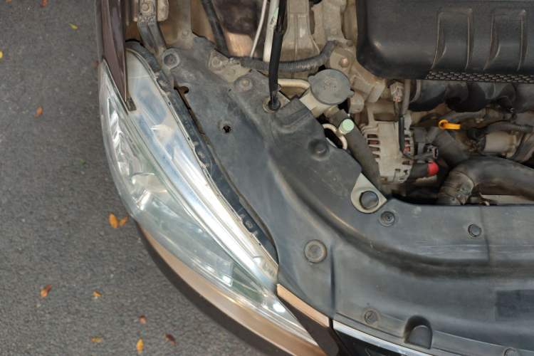 Used Nissan Sylphy 2014 1.6XV CVT Deluxe Edition Engine Bay Right