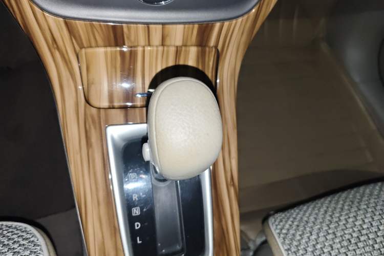 Used Nissan Sylphy 2014 1.6XV CVT Deluxe Edition Gear Lever