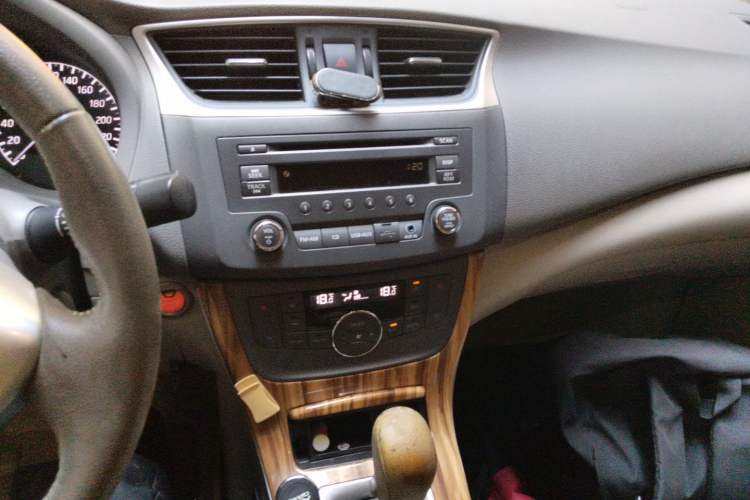 Used Nissan Sylphy 2014 1.6XV CVT Deluxe Edition Audio And AC Panel