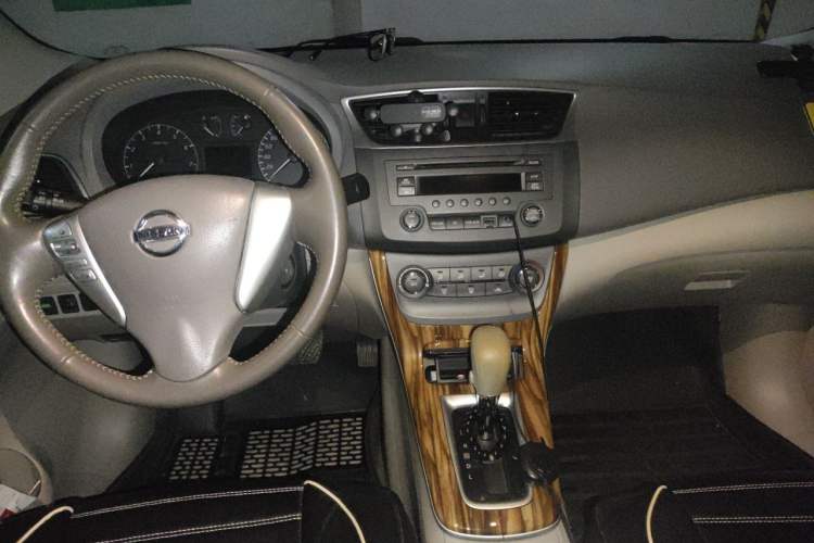 Used Nissan Sylphy 2014 1.6XV CVT Deluxe Edition Center Console