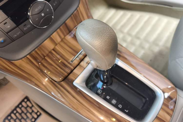 Used Nissan Sylphy 2014 1.6XV CVT Deluxe Edition Gear Lever