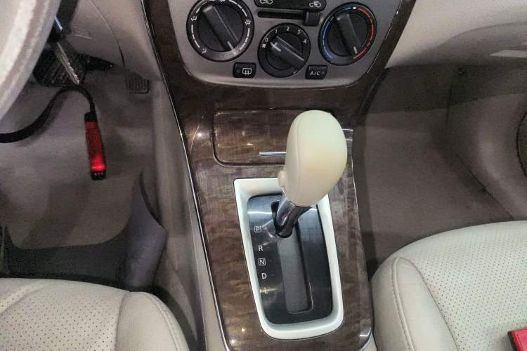 Used Nissan Sylphy 2014 1.6XV CVT Deluxe Edition Gear Lever
