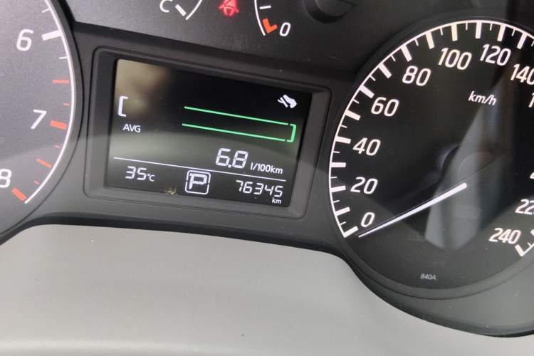 Used Nissan Sylphy 2014 1.6XV CVT Deluxe Edition Odometer Close Up