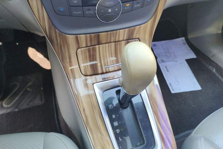 Used Nissan Sylphy 2014 1.6XV CVT Deluxe Edition Gear Lever