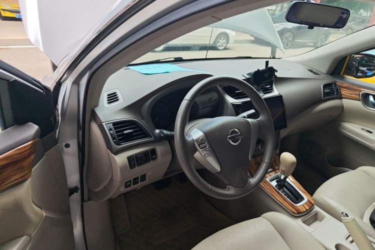 Used Nissan Sylphy 2014 1.6XV CVT Deluxe Edition Center Console