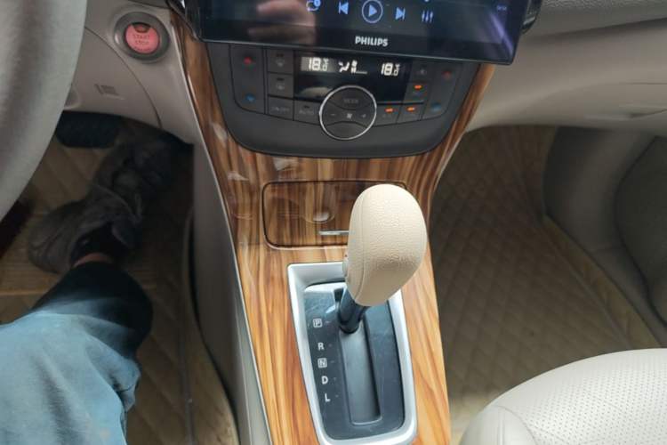 Used Nissan Sylphy 2014 1.6XV CVT Deluxe Edition Gear Lever