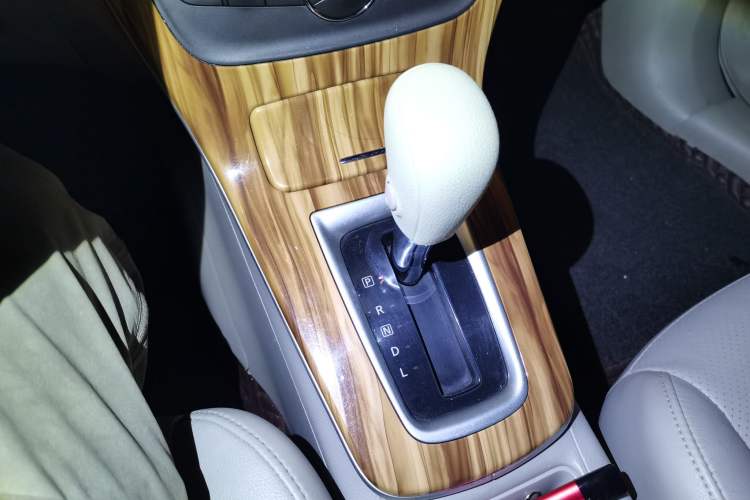 Used Nissan Sylphy 2014 1.6XV CVT Deluxe Edition Gear Lever
