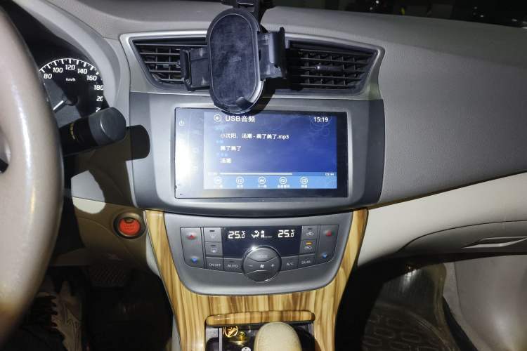 Used Nissan Sylphy 2014 1.6XV CVT Deluxe Edition Audio And AC Panel