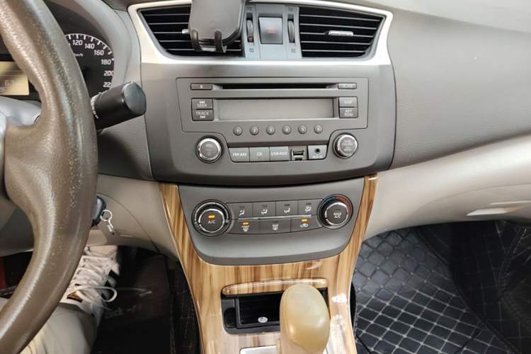 Used Nissan Sylphy 2014 1.6XV CVT Deluxe Edition Audio And AC Panel