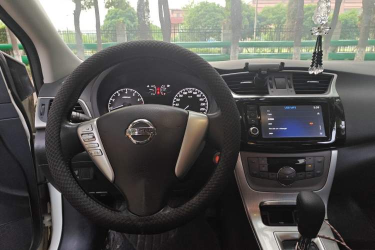 Used Nissan Sylphy 2014 1.6XV CVT Deluxe Edition Center Console