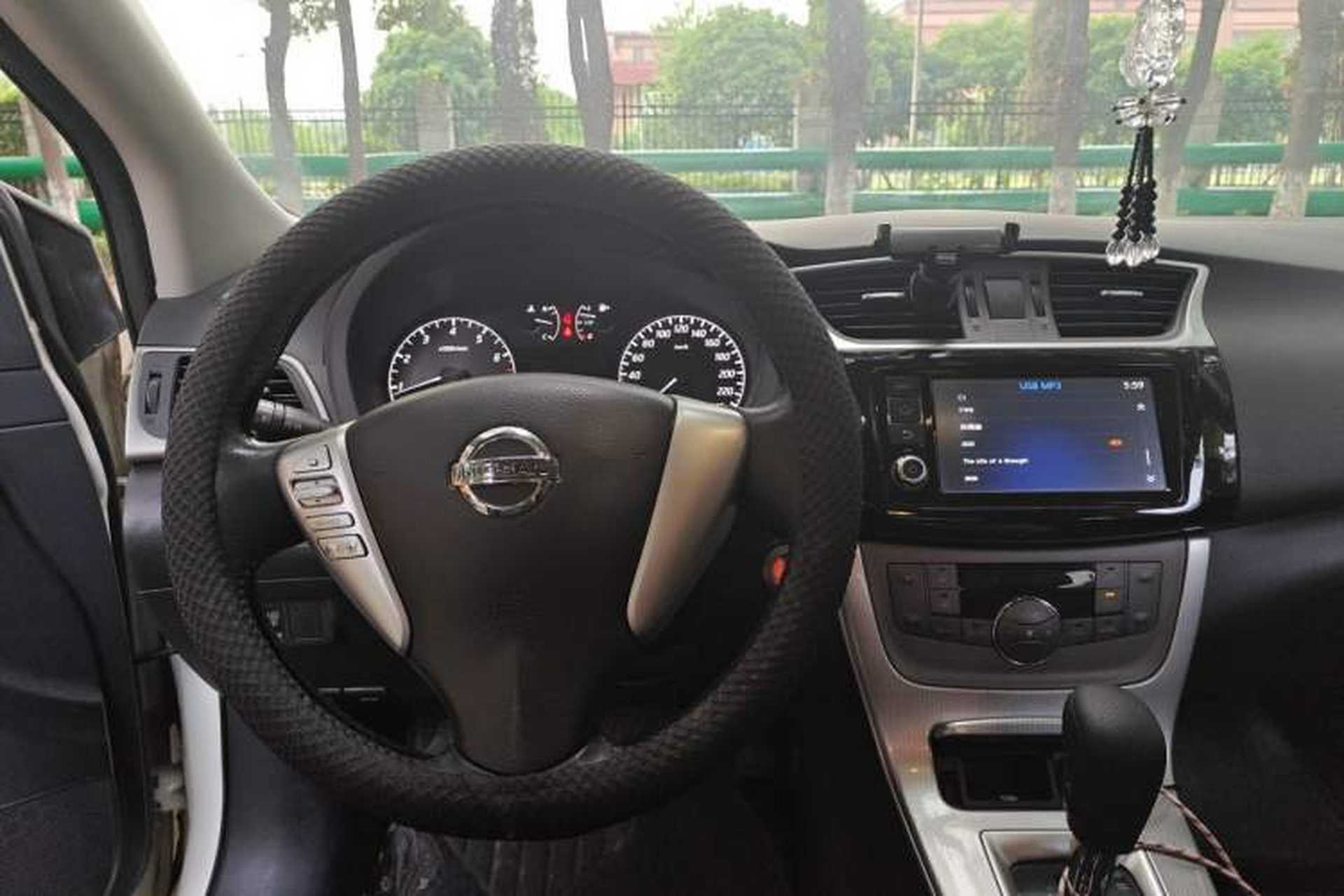 Used Nissan Sylphy 2014 1.6XV CVT Deluxe Edition Center Console