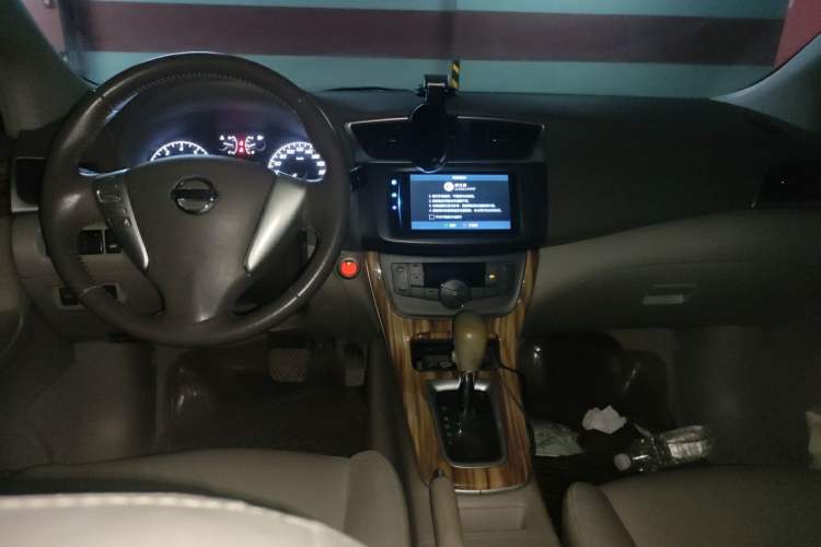 Used Nissan Sylphy 2014 1.6XV CVT Deluxe Edition Center Console