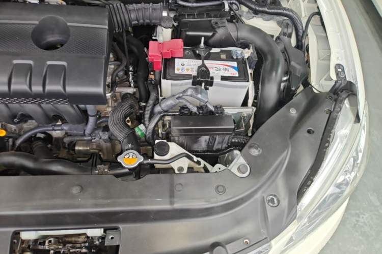 Used Nissan Sylphy 2014 1.6XV CVT Deluxe Edition Engine Bay Left