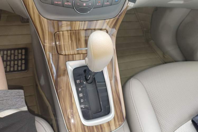 Used Nissan Sylphy 2014 1.6XV CVT Deluxe Edition Gear Lever