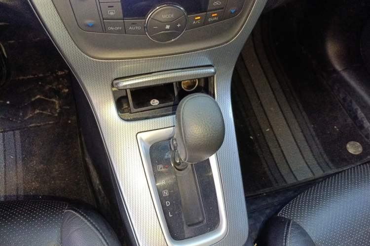 Used Nissan Sylphy 2014 1.6XV CVT Deluxe Edition Gear Lever