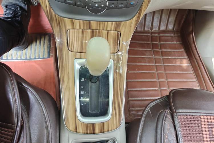 Used Nissan Sylphy 2014 1.6XV CVT Deluxe Edition Gear Lever