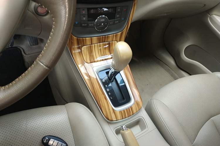 Used Nissan Sylphy 2014 1.6XV CVT Deluxe Edition Gear Lever