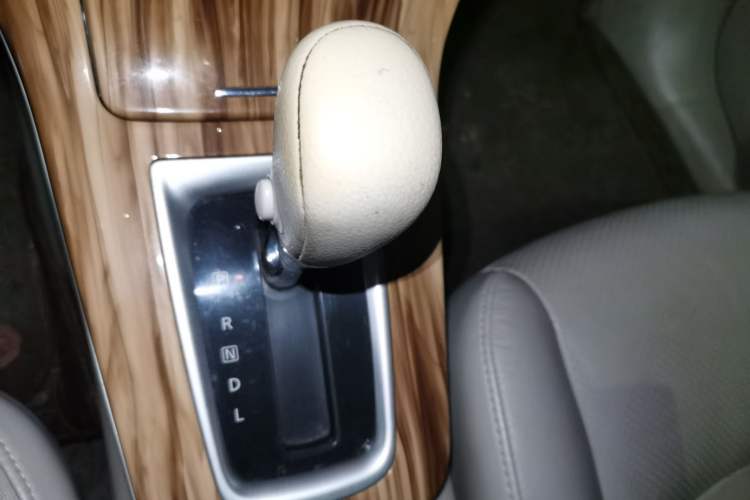 Used Nissan Sylphy 2014 1.6XV CVT Deluxe Edition Gear Lever