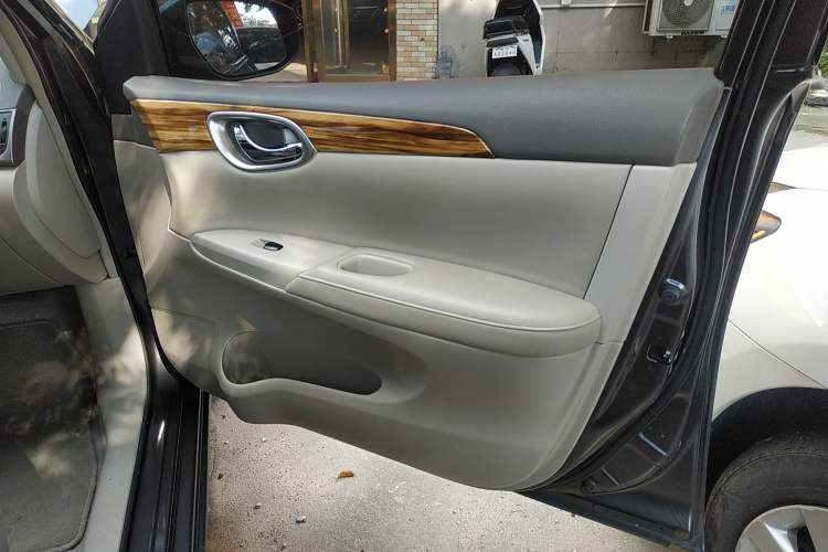 Used Nissan Sylphy 2014 1.6XV CVT Deluxe Edition Right Front Door Interior