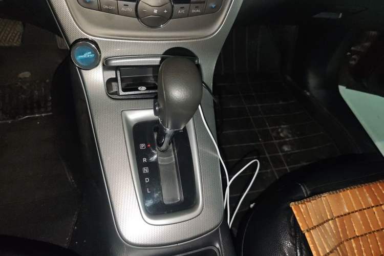 Used Nissan Sylphy 2014 1.6XV CVT Deluxe Edition Gear Lever