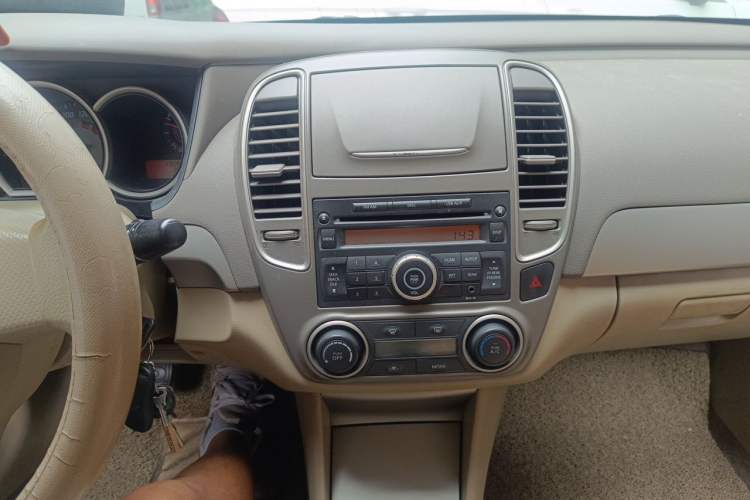 Used Nissan Sylphy 2016 Classic 1.6XE Manual Comfort Edition Audio And AC Panel